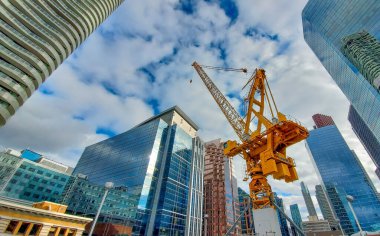 Şehir merkezinde lüks bir apartman dairesi inşa ediliyor. Birinci sınıf bir yer.