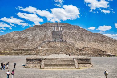 Mexico City, Meksika-21 Nisan 2018: Meksika Highlands antik Teotihuacan piramitlerine tırmanan turistler