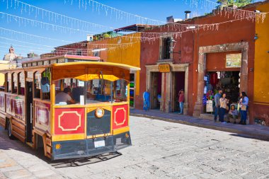 San Miguel de Allende, Meksika-3 Aralık 2018: San Miguel 'in ana turistik merkezlerine giden tarihi şehir otobüsü