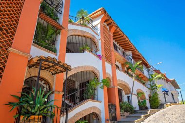 Tarihi şehir merkezinde Puerto Vallarta renkli caddeler