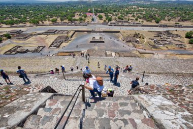 Mexico City, Meksika-21 Nisan 2018: Meksika Highlands antik Teotihuacan piramitlerine tırmanan turistler