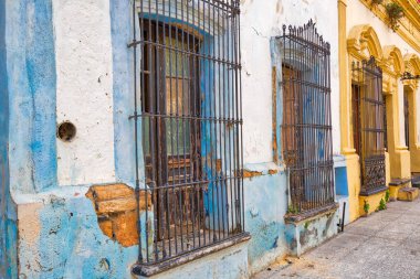 Monterrey, eski şehrin merkezinde renkli tarihi binalar (Barrio Antiguo)