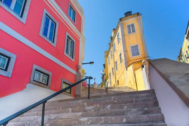 Lizbon tarihi şehir merkezinin tipik Portekiz mimarisi ve renkli binaları