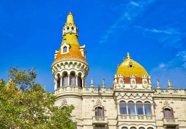 Barselona, Katalunya Meydanı 'na bakan binalar (Katalonya Plaza)