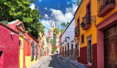 Meksika, San Miguel de Allende 'nin tarihi şehir merkezinde renkli binalar ve sokaklar