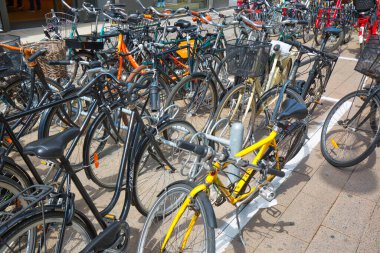 Kopenhag, Danimarka-1 Ağustos 2018: Meşgul tarihi şehir sokaklarına parketmiş bisikletler