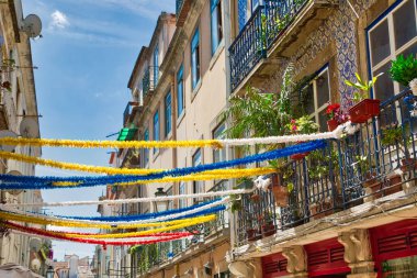 Lizbon tarihi merkezinin tipik mimarisi ve renkli binaları