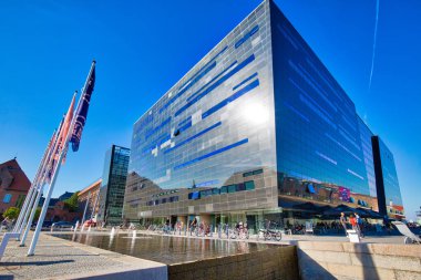 Kopenhag, Danimarka-2 Ağustos 2018: Kraliyet Kütüphanesi-Danimarka Ulusal Kütüphanesi ve dünyanın en büyük kütüphanelerinden biri olan Kopenhag Üniversitesi Üniversite Kütüphanesi.