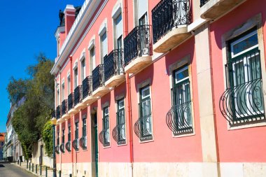 Lizbon tarihi şehir merkezinin tipik Portekiz mimarisi ve renkli binaları