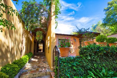 San Miguel de Allende, Meksika-3 Nisan 2019: Meksika, San Miguel de Allende 'nin tarihi şehir merkezi Zona Centro' daki renkli binaları ve sokakları