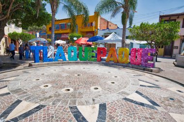 Guadalajara, Tlaquepaque, Meksika-20 Nisan 2018: Tlaquepaque sanat köyü turizm sezonunun doruk noktasında renkli sokaklar