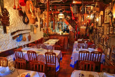 PORTO, PORTUGAL-ECTOBER 19, 2017: Ünlü Rio Douro Nehri gezinti alanı yakınındaki restoran