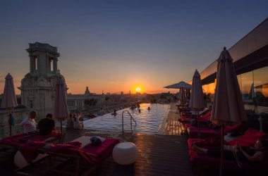 Havana, Küba: Havana Tarih Merkezi ve Capitolio 'nun günbatımında lüks otelin terasından yüzme havuzu ve restoran manzaralı manzarası