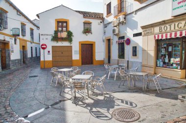 Cordoba, İspanya-30 Ekim 2017: Tarihi merkezdeki Cordoba sokaklarında tipik İspanyol mimarisi