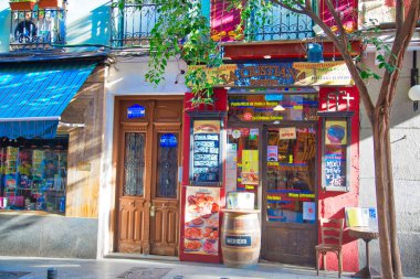 Madrid, İspanya-6 Ekim 2017: Kentin tarihi kesimindeki samimi restoranlar ulusal gıda hizmeti veriyor