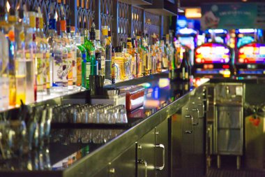 Las Vegas, Nevada-10 Mart 2017: gece eğlence alanında kumarhane makineleri