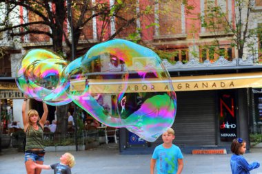 GANADA İSPA - 16 Ekim 2017: Granada Kraliyet Katedrali yakınlarında oynayan çocuklar