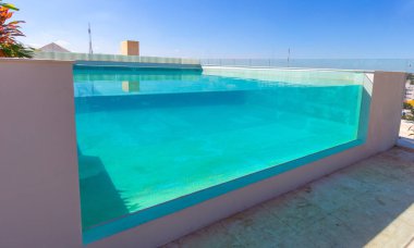 Merida, Meksika - 10 Aralık 2019 Merida 'daki lüks NH Collection Oteli' nin çatısında Merida şehri ve Paseo Montejo 'nun manzaralı bir havuz. 