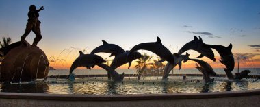 Mazatlan, Meksika-10 Nisan 2019: Okyanus gözcüleri ve manzaralı ünlü Mazatlan deniz gezisi (El Malecon)