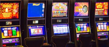 Las Vegas, Nevada-10 Mart 2017: gece eğlence alanında kumarhane makineleri