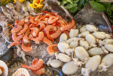 Rialto Köprüsü manzaralı bir Venedik restoranında taze deniz ürünleri sergileniyor.