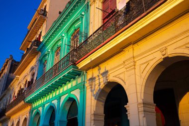 Paseo El Prado ve Capitolio yakınlarındaki tarihi şehir merkezinde (Havana Vieja) manzaralı Eski Havana sokakları