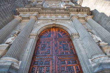 Mexico City, Metropolitan Katedrali. Kutsal Bakire Meryem 'in, Zocalo Plaza' nın ana katedralinde, Meksika 'nın simgesi olan kutsal katedrale alınması.