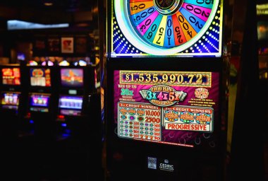 Las Vegas, Nevada-10 Mart 2017: gece eğlence alanında kumarhane makineleri