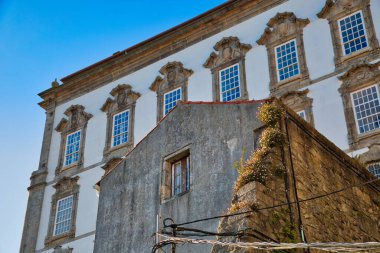 Rio Douro yakınlarında güzel ve renkli Porto sokakları