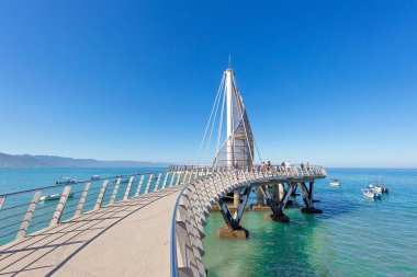 Puerto Vallarta, Meksika-20 Aralık 2019: Playa De Los Muertos plajı ve şehrin en büyük halk plajı olan Puerto Vallarta Malecon 'a yakın rıhtım