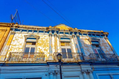 Merkez Katedral yakınlarındaki tarihi şehir merkezinde renkli Guadalajara sokakları