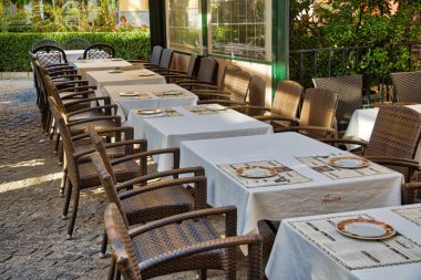 Granada, İspanya - 16 Ekim 2017: Kraliyet Katedrali yakınlarında ulusal gıda hizmeti veren moda kafe