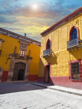 Meksika, San Miguel de Allende 'nin tarihi şehir merkezinde renkli binalar ve sokaklar