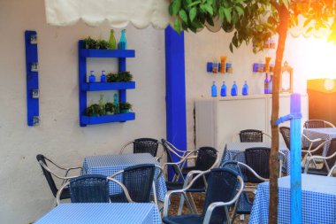 CORDOBA, SPAIN-OCTOBER 16, 2017: 16 Ekim 'de Cordoba' da Mezquita Katedrali yakınlarında bir restoran