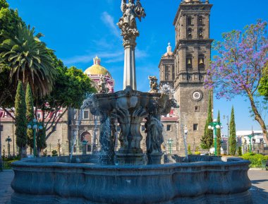 Meksika, Puebla Katedrali Zocalo Plaza 'nın merkezindeki tarihi şehir merkezinde.