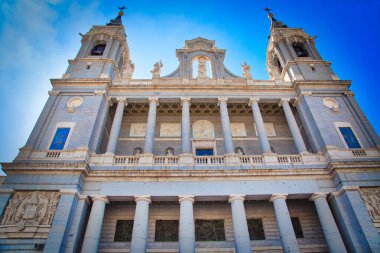 Madrid, güneşli bir günde ünlü Almudena Katedrali