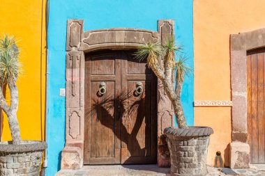 Meksika, San Miguel de Allende 'nin tarihi şehir merkezinde renkli binalar ve sokaklar