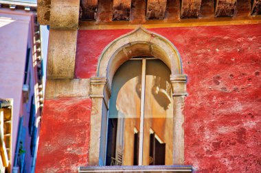 Gün batımında Saint Marco Meydanı yakınlarında Venedik sokakları