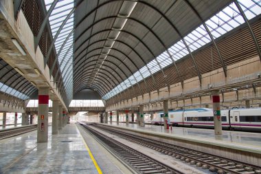 Seville, İspanya, 19 Ekim 2016: Seville ana tren istasyonu, Santa Justa, yoğun bir şehirlerarası bağlantı merkezi