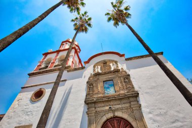 Turizm sezonunda Tlaquepaque manzaralı kiliseler