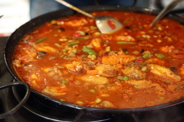 Paella hazırlığı - Barselona Katedral Meydanı 'nın yakınındaki sokak tezgahı