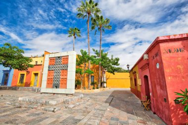 Oaxaca, Meksika-1 Aralık 2018: Tarihi kent merkezinde eski şehir sokakları ve renkli koloni binaları