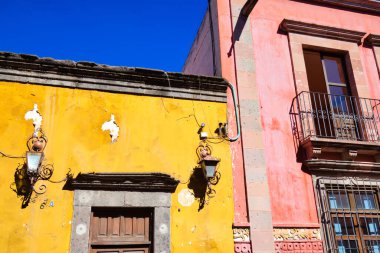 Meksika, San Miguel de Allende 'nin tarihi şehir merkezinde renkli binalar ve sokaklar