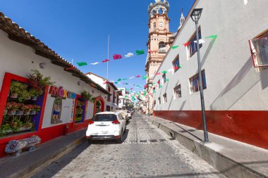 Puerto Vallarta, Meksika-18 Aralık 2019: Puerto Vallarta tarihi şehir merkezinde renkli caddeler
