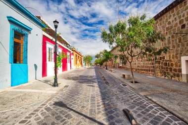 Oaxaca, Manzaralı eski şehir sokakları ve tarihi şehir merkezinde renkli koloni binaları