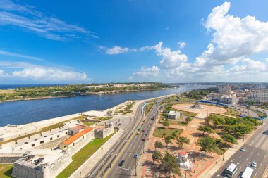 Paseo El Prado ve Malecon yakınlarındaki tarihi şehir merkezinde (Havana Vieja) Eski Havana, Eski Havana sokakları ve Havana Körfezi 'nin panoramik hava manzarası