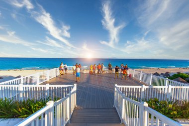 Cancun, Meksika - 20 Mart 2020: Playa Delfines (Yunus Sahili) lakabı El Mirador (The Lookout) Riviera Maya 'nın en manzaralı halk plajlarından biri