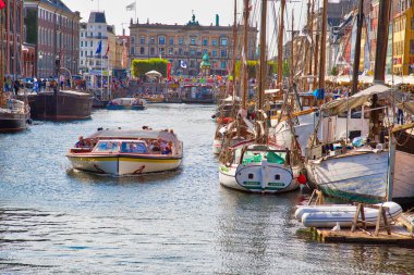 Kopenhag, Danimarka-2 Ağustos 2018: Kopenhag 'daki ünlü Nyhavn (Yeni Liman) körfezi, Avrupa' nın tarihi, renkli binaları olan 17. yüzyıldan kalma bir liman. Tekne ve kanal turları için bir başlangıç noktası.