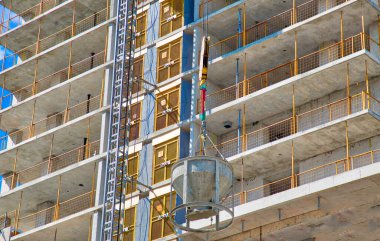 Şehir merkezinde inşaat var.