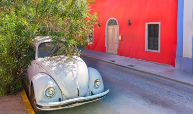 Merida, Meksika - 11 Şubat 2020: Meksika, Yucatan 'da renkli Merida caddeleri